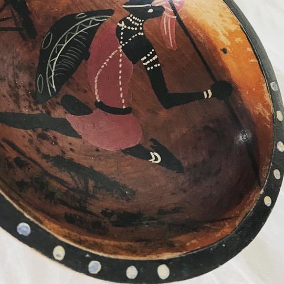 Handcrafted African wood art bowl - Picture 8 of 9